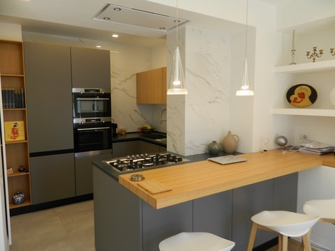 cucina grigio e legno